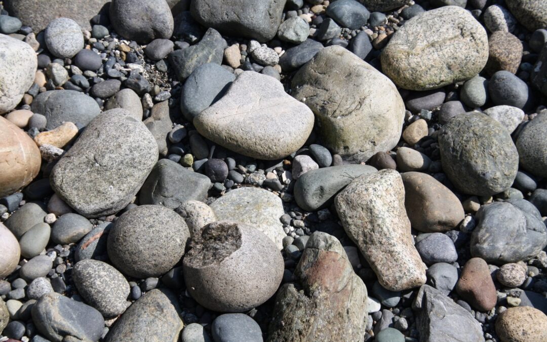 Steine am Strand - Inseln des Chaos
